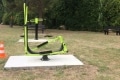Fitnessgerät-im-Park-neben-dem-Haus Fitnessgerät-im-Park-neben-dem-Haus