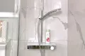 Große Dusche mit Regendusche im modernen Badezimmer der privaten Ferienwohnung L’Aubergine Bellevue