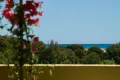 Blick vom Balkon vor dem Schlafzimmer mit Bougainvillea und Meerblick in der privaten Ferienwohnung L’Aubergine Bellevue
