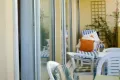 Großer Balkon mit Sitzbereich für 6 Personen und zwei Liegen in der privaten Ferienwohnung mit Meerblick L’Aubergine Bellevue