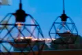 Wohnbereich mit Esstisch und Blick auf die Lichter von Narbonne-Plage in der privaten Ferienwohnung L’Aubergine Bellevue
