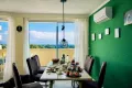 private-ferienwohnung-mit-meerblick-essbereich-meerblick-offene-kueche-laubergine-bellevue