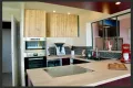 private-ferienwohnung-mit-meerblick-kueche-kochinsel-komplettansicht-laubergine-bellevue