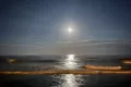 Mond über dem Meer in der Abenddämmerung am Strand von Narbonne-Plage