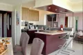 private-ferienwohnung-mit-meerblick-offene-kueche-kochinsel-wohnuebergang-laubergine-bellevue