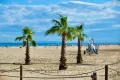 Weitläufiger Sandstrand von Narbonne-Plage mit Blick auf das Mittelmeer und die Pyrenäen nahe der privaten Ferienwohnung mit Meerblick L’Aubergine Bellevue