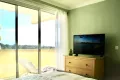 Kommode und Zugang zum Balkon im Schlafzimmer mit Meerblick der privaten Ferienwohnung L’Aubergine Bellevue