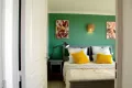 Schlafzimmer mit Meerblick und Doppelbett, Blick durch die Tür in der privaten Ferienwohnung L’Aubergine Bellevue