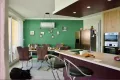 private-ferienwohnung-mit-meerblick-wohn-essbereich-esstisch-offene-kueche-laubergine-bellevue