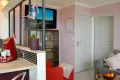 Blick vom Wohnzimmer in Richtung Schlafzimmer und offene Küche in der privaten Ferienwohnung L’Aubergine Bellevue