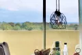Wohnbereich mit Esstisch für sechs Personen und Blick auf Balkon und Meer in der privaten Ferienwohnung L’Aubergine Bellevue