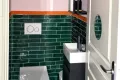 Zweites kleines Badezimmer der privaten Ferienwohnung L’Aubergine Bellevue mit WC, Waschtisch und Spiegelschrank als praktische Ausweichlösung