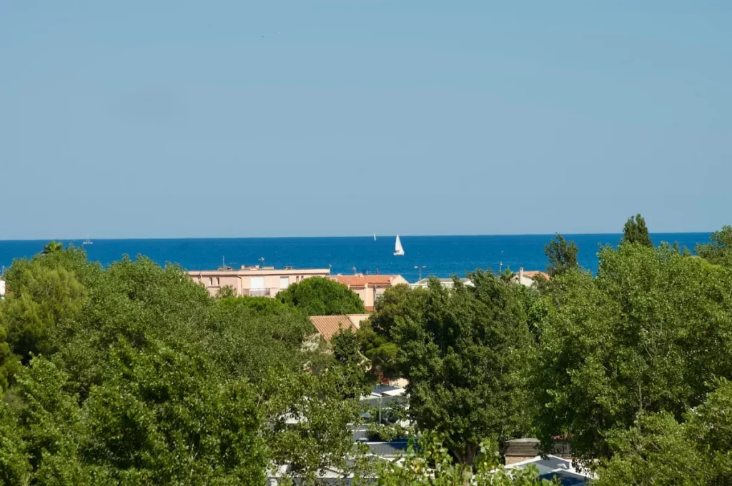 Blick vom Balkon aufs Mittelmeer – Segelboote bei Narbonne-Plage