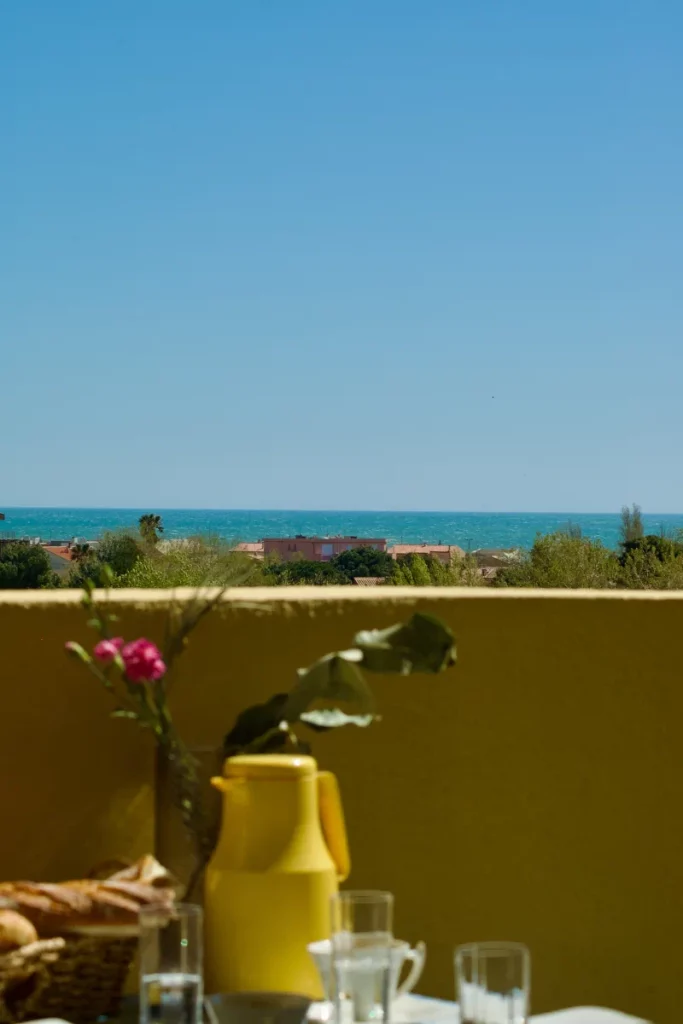Frühstück auf dem Balkon mit Meerblick in der privaten Ferienwohnung L’Aubergine Bellevue