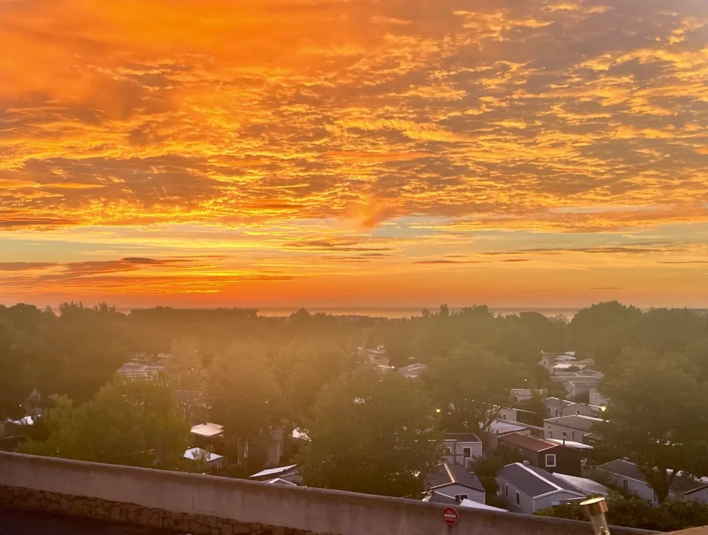 Morgenlicht über Meer und Narbonne-Plage vom Balkon der Ferienwohnung L’Aubergine Bellevue im Oktober