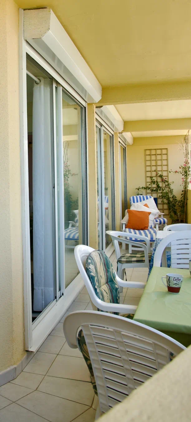 Großer Balkon mit Sitzbereich für 6 Personen und zwei Liegen in der privaten Ferienwohnung mit Meerblick L’Aubergine Bellevue