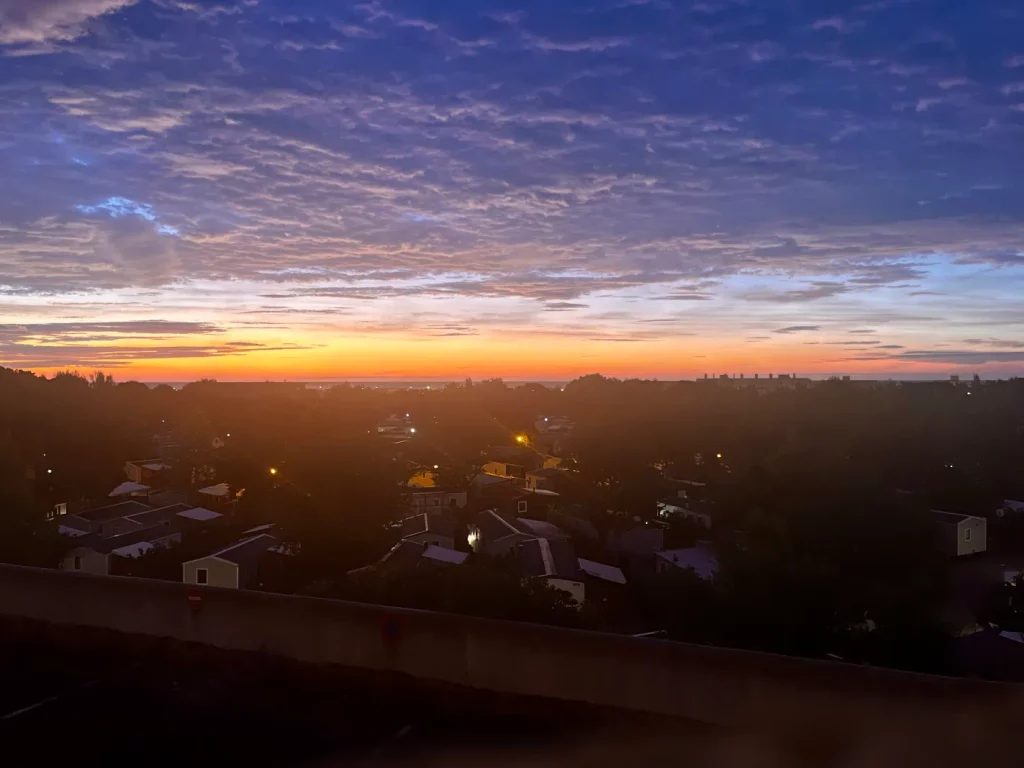 Sonnenaufgang über dem Mittelmeer vom Balkon der privaten Ferienwohnung L’Aubergine Bellevue im Oktober