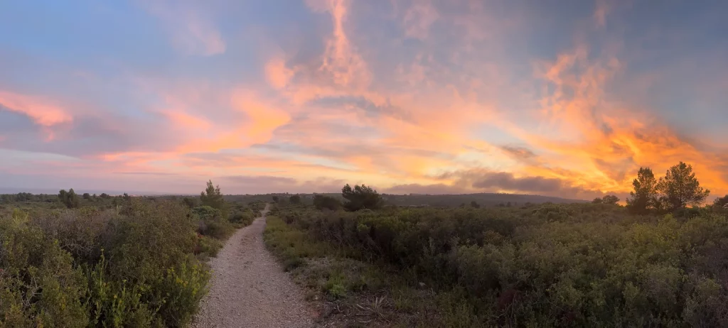 Abendstimmung im Massif de la Clape bei Narbonne-Plage mit weitem Blick über Landschaft und Mittelmeer nahe der privaten Ferienwohnung mit Meerblick L’Aubergine Bellevue