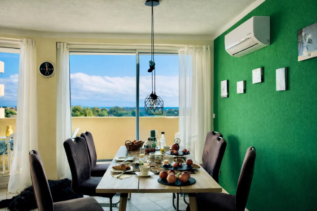 Essbereich mit Meerblick in der privaten Ferienwohnung L’Aubergine Bellevue – großer Esstisch für sechs Personen in der offenen Küche mit Blick Richtung Mittelmeer