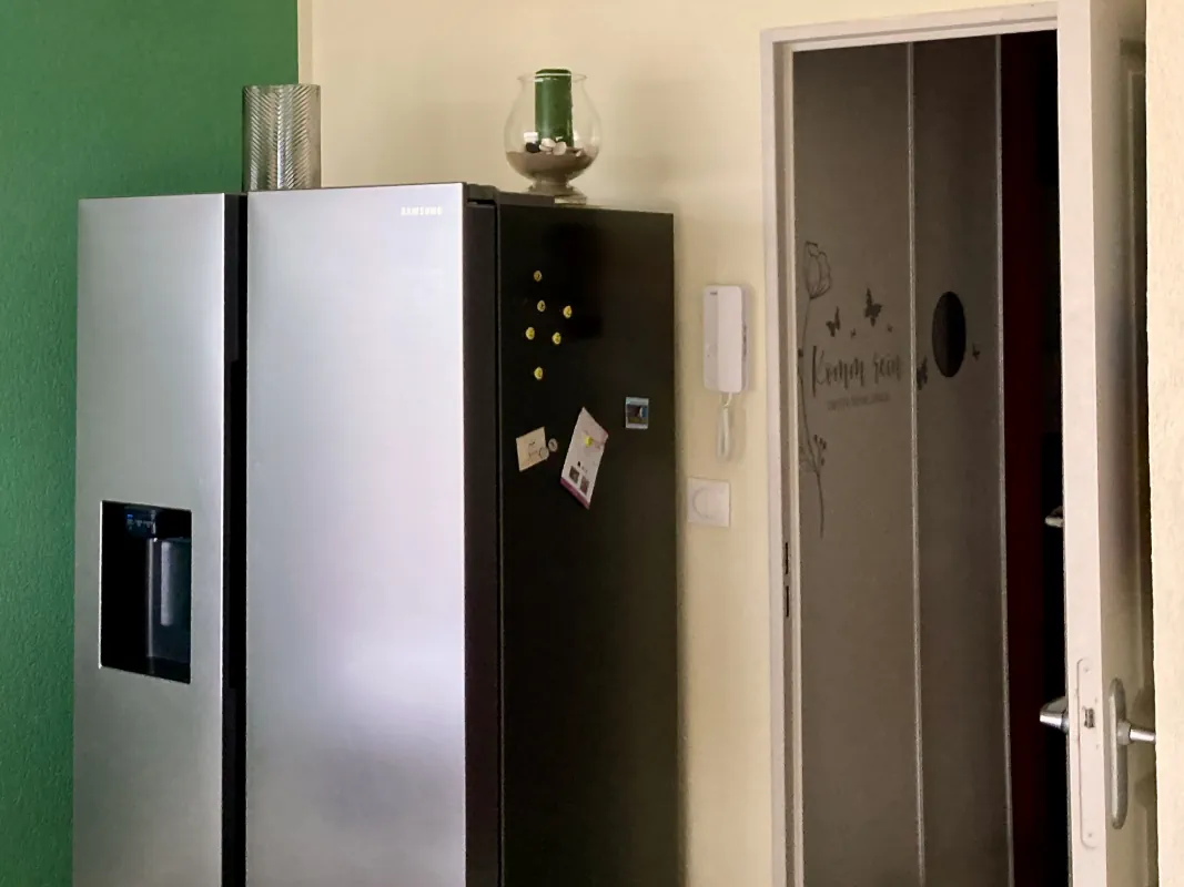 Amerikanischer Kühl-Gefrierschrank mit Eiswürfelbereiter, Wasserfilter und 0-Grad-Zone in der privaten Ferienwohnung L’Aubergine Bellevue