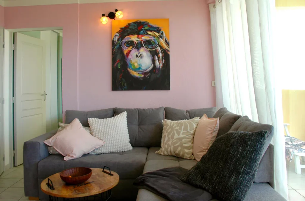 Gemütliche Sitzecke mit Eckcouch für bis zu sechs Personen im Wohnzimmer der privaten Ferienwohnung L’Aubergine Bellevue