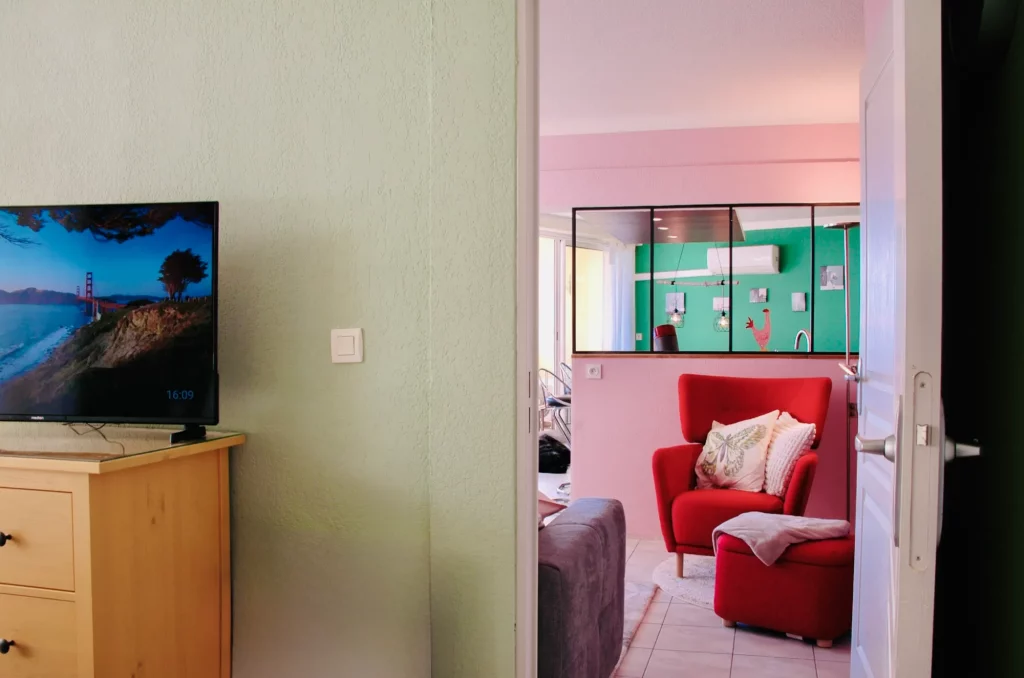 Gemütlicher Lesebereich im offenen Wohnbereich der Ferienwohnung L’Aubergine Bellevue